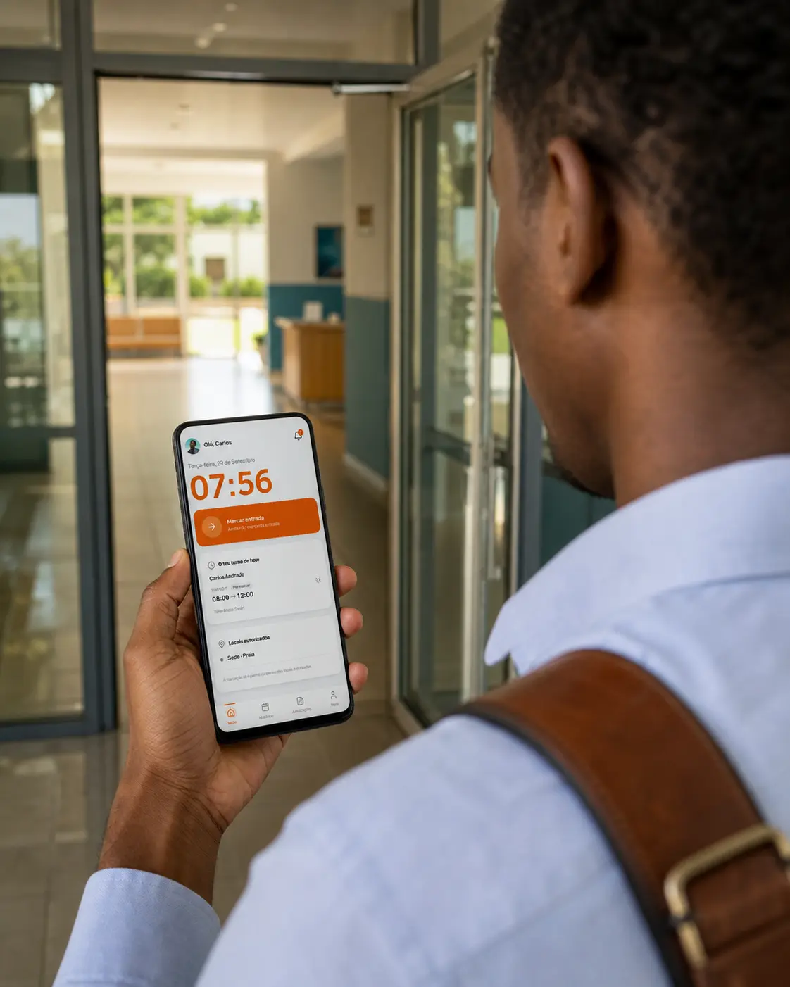 Funcionário a entrar numa escola e a marcar a entrada no telemóvel com a app da OUPRA